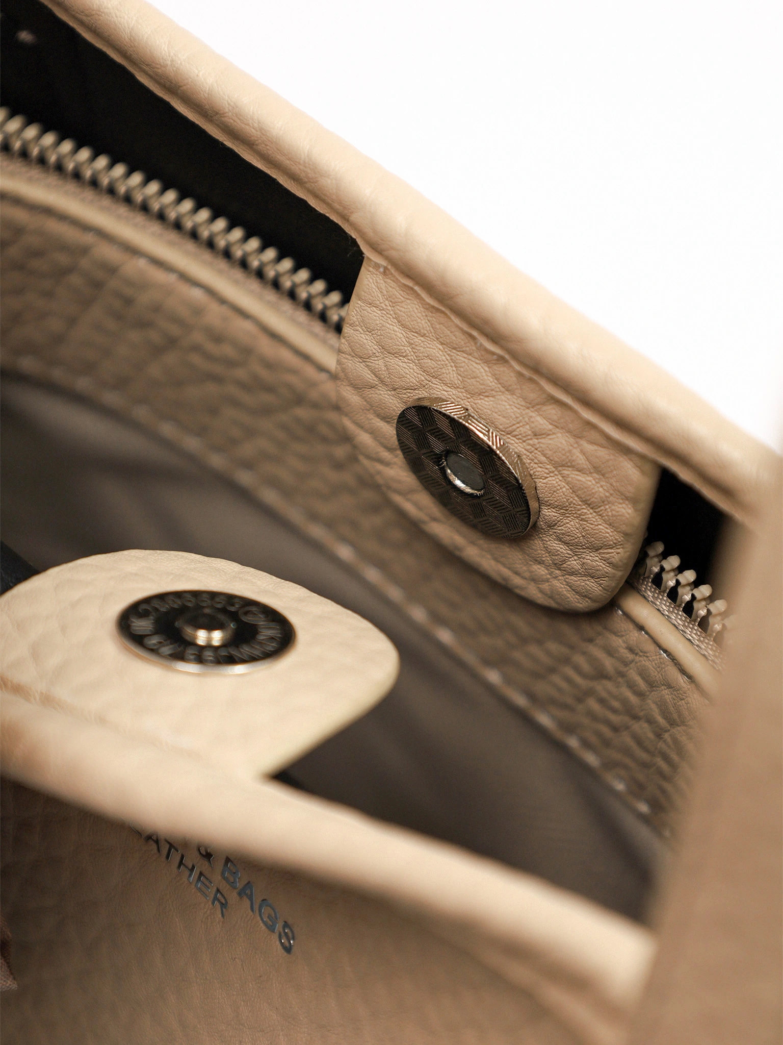 Сумка-тоут со стяжками по бокам и декоративным платком в ассортименте